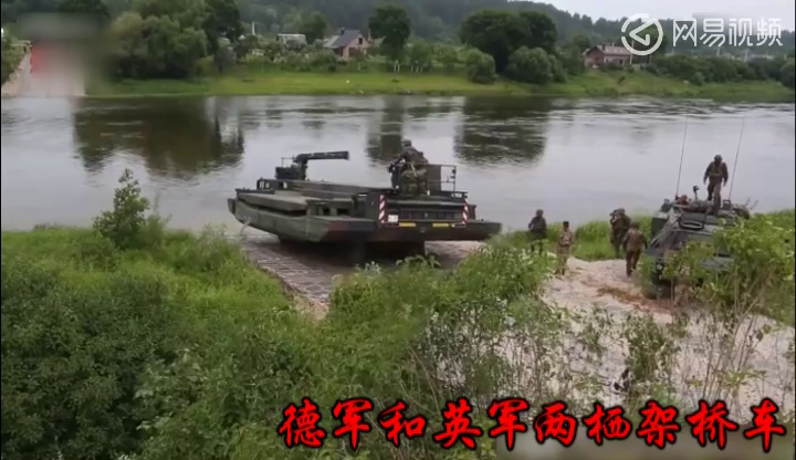 “舟桥部队”两栖架桥车快速架设浮桥,坦克步战车通过_北京时间