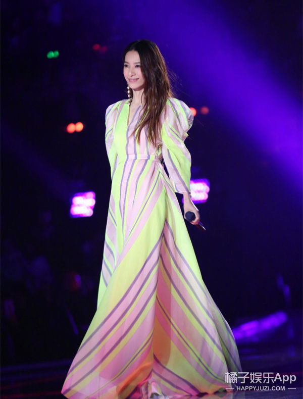 贾乃亮李小璐合唱、吴亦凡赵丽颖拥抱,昨晚跨