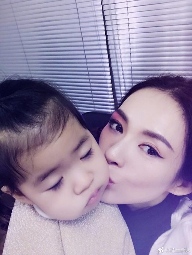 中国好妈妈章子怡秀醒宝亲子照,尴尬汪峰深情