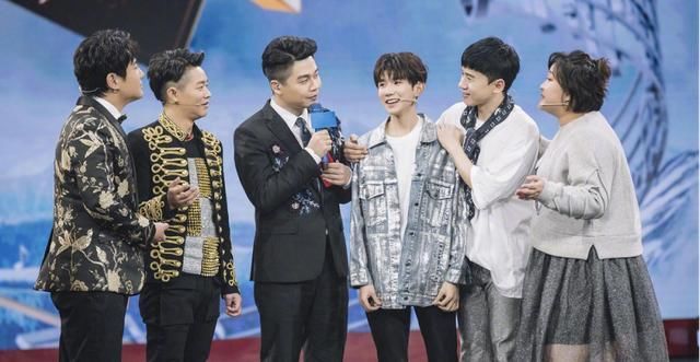 《王牌3》张杰贾玲情侣装好配!看邓紫棋的眼