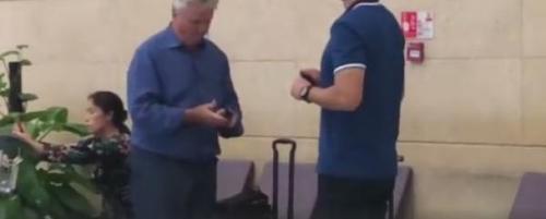 现场|希丁克抵达中国考察国奥,足协签约杜绝卡