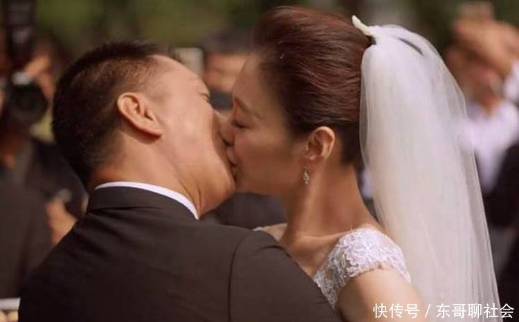 她二婚嫁给了隐形富豪,成真正贵妇,夸她老公帅气却被网友骂惨了