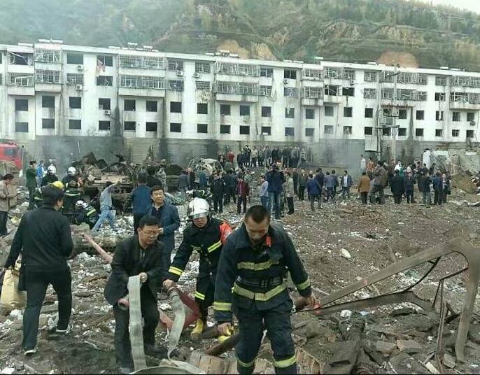 华商报)据网友爆料,榆林府谷县新民镇街道旁一建筑物发生爆炸,爆炸