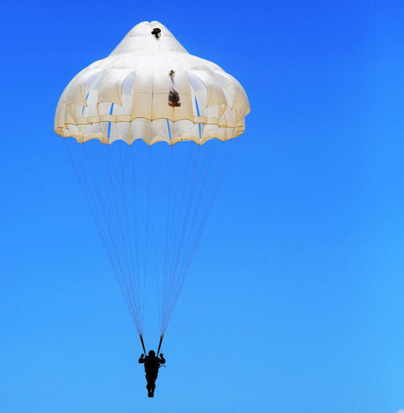 直击解放军空降兵高原跳伞似美军halo