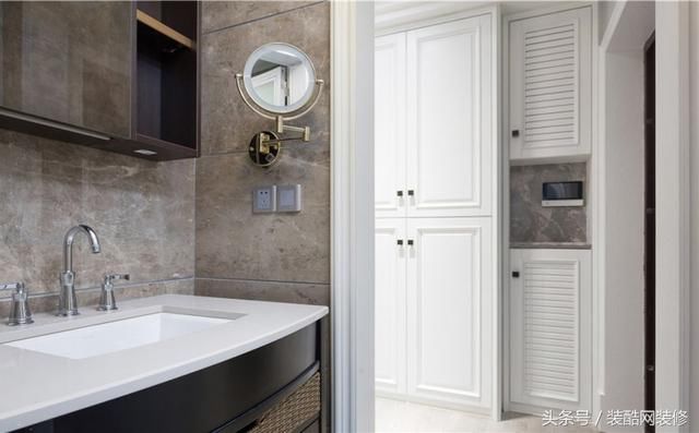 走廊一侧的开放式干区洗手台,方便使用.