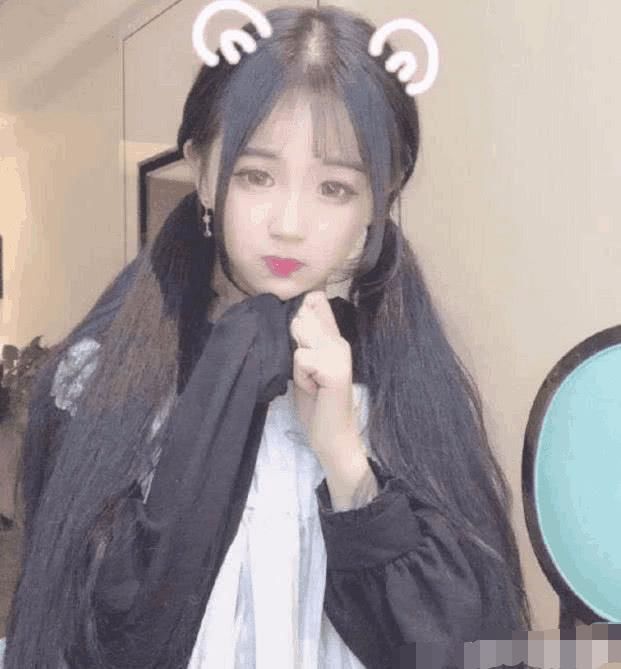 20岁的少女网红直播一不小心关掉了美颜,一瞬