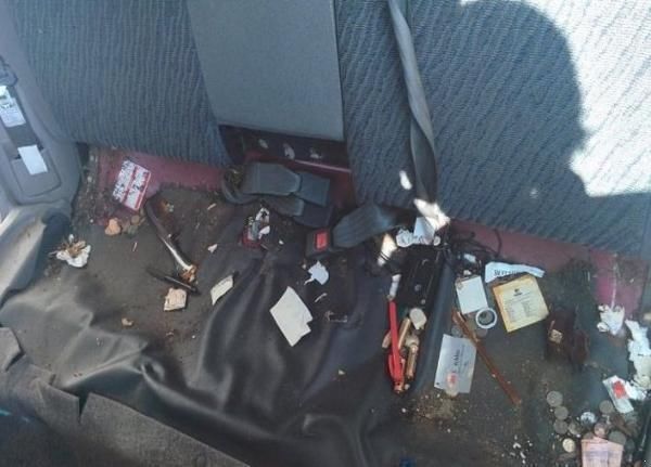 男子买了一辆二手车,结果清理出很多旧东西,细