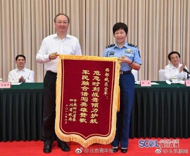 川航机长半小时多成功迫降奖500万与明星4天