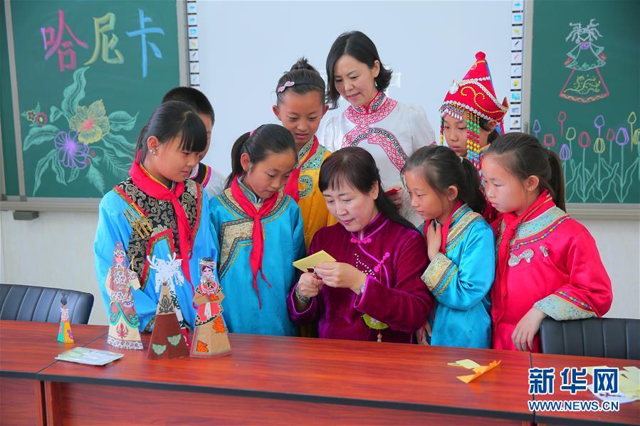 民族小学的学生们在学习制作达斡尔族传统玩具哈尼卡（2016年5月19日摄）。

　　新华社发