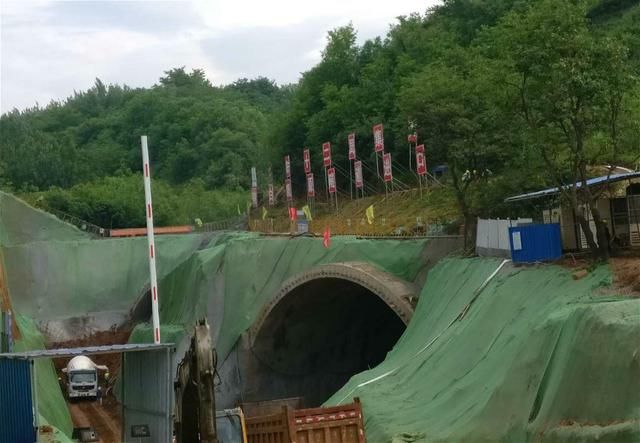 西安的5环,目前正在紧张施工,长度超过成都的