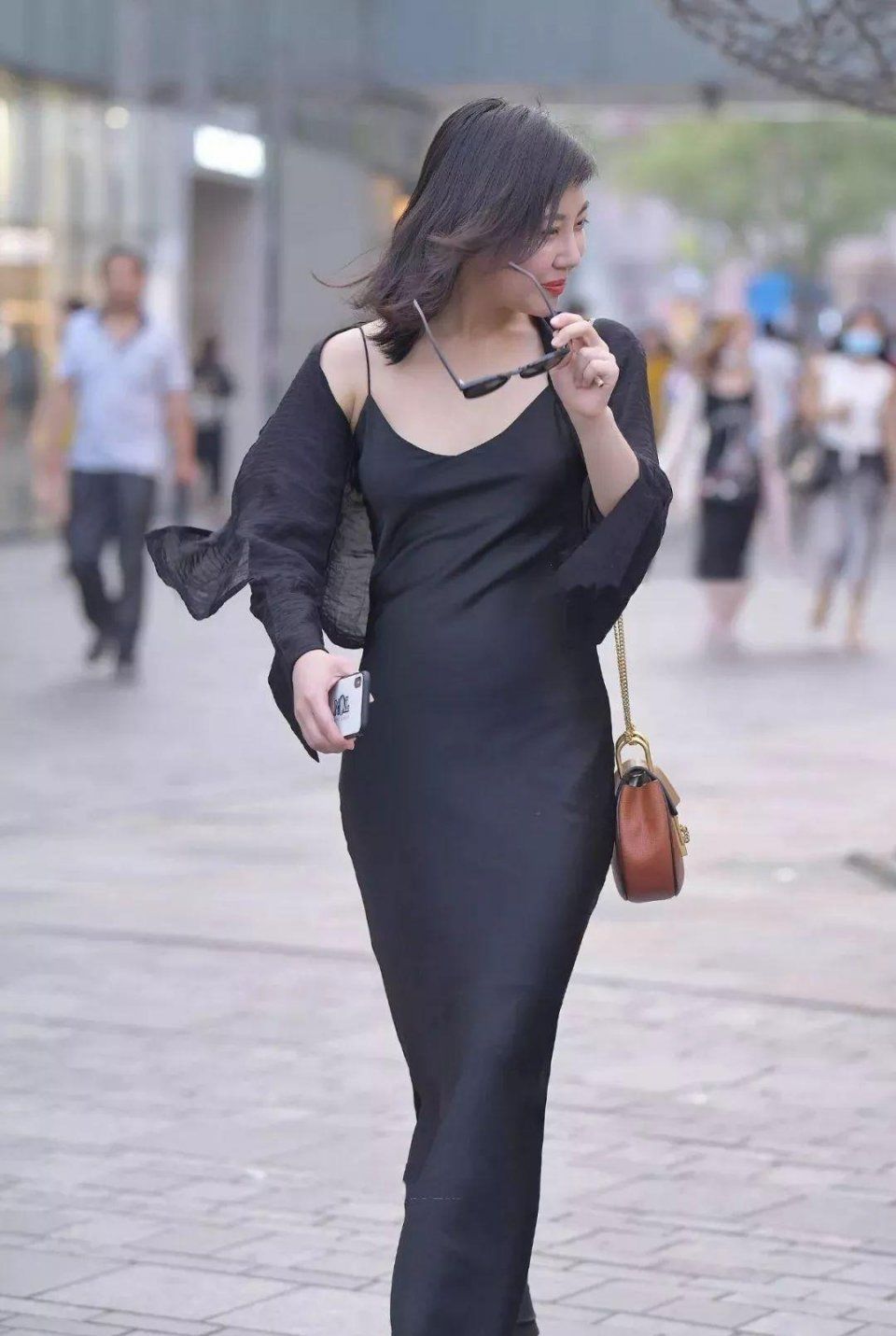 黑色薄纱吊带连衣裙搭配尖头小高跟,微微一笑