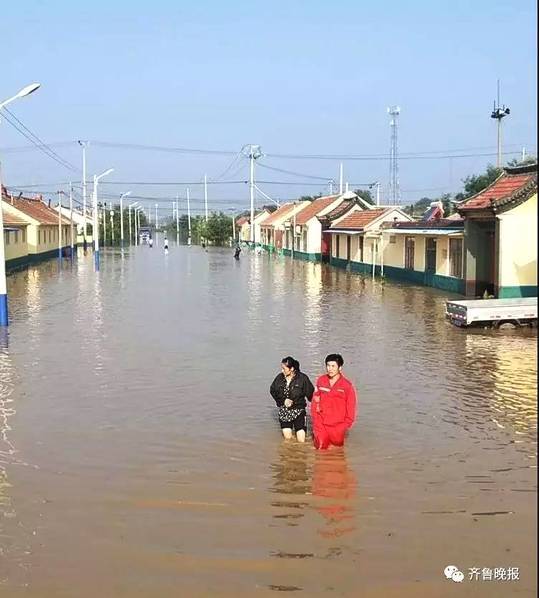 村子里的水大概有60厘米深，没过了村民的膝盖，到了大腿部位，部分水深的地方，水深能到腰部。