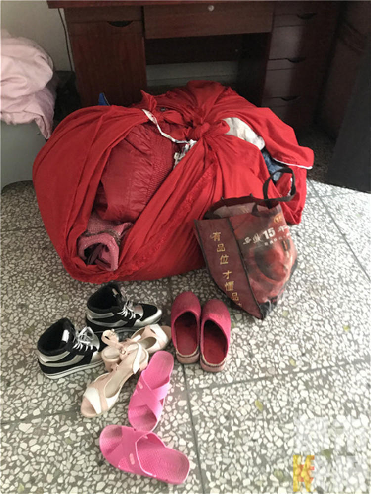 妹妹的惨死，让兄妹几个相当难过，那么是谁会下这么狠的手呢。随后，记者而来到了死者李燕萍的家，李燕萍今年29岁，还有一个6岁的女儿，平常和丈夫以及公公婆婆住在一起，事发之后，她的丈夫以及婆婆都被警方带走了。现在家里就剩公公一个人了。死者公公 ：“解剖的时候我去看了一眼，把儿媳妇腿打的青的肿的，我一看，把我看的两腿软了。”记者：“谁打的？儿子打的还是你老婆打的？”死者公公：“我在家的话就不会打成那样子，我当时没在不知道。”李女士：“我妹妹嫁到他家 ，我没想到他们会把她打成那种程度。”