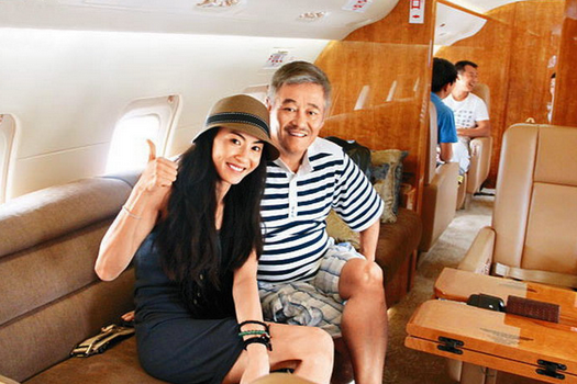 赵本山：赵本山是拥有私人飞机中，最高调的那位，据了解，赵本山拥有的飞机，一架拥有17座，且是定制而成的飞机，飞机的价值在2亿人民币左右，传言在购买了私人飞机之后，赵本山还大病了一场。