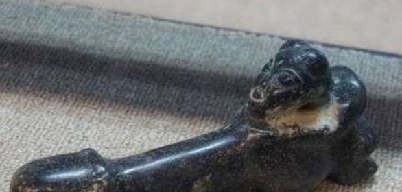 中国古代寡妇泄欲五大“秘宝”神器曝光

　　女人对性的需求是一种天性，对此只能疏导不能防堵。若勉强防堵，成本太高，要像帝王那样，建个巍峨的皇宫让太监来管理美女可不是每个男人都能做到的。

　　所以我们可以看到中国古代一个比较有趣的现象，那就是一方面对女子的贞节越来越重视，而另一方面，私底下也并不反对女性通过自慰解决生理需要。

　　由于男女生理上的不同，男性解决性欲问题，通过手淫即可，而女性则不然，需要种种道具辅助，而最直接的莫过于对于“男根”的模仿了。