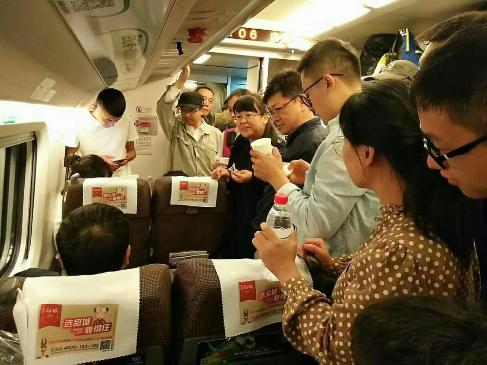 时间一分一秒地过去了，患者的身体也慢慢好转，“他的嘴唇由紫色转为红色，脉搏也逐渐平稳了。”