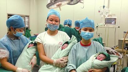 女子二胎又怀双胞胎 剖腹产后 护士抱出孩子 老