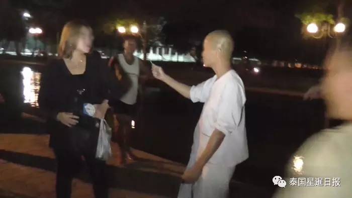 泰国“疯尼姑”用擒拿术打倒警察抢枪(图) 泰国“疯尼姑”用擒拿术打倒警察抢枪(图)