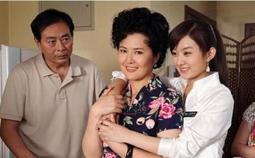 赵丽颖全家福被爆,颖爸颖妈颜值高,难怪颖宝这