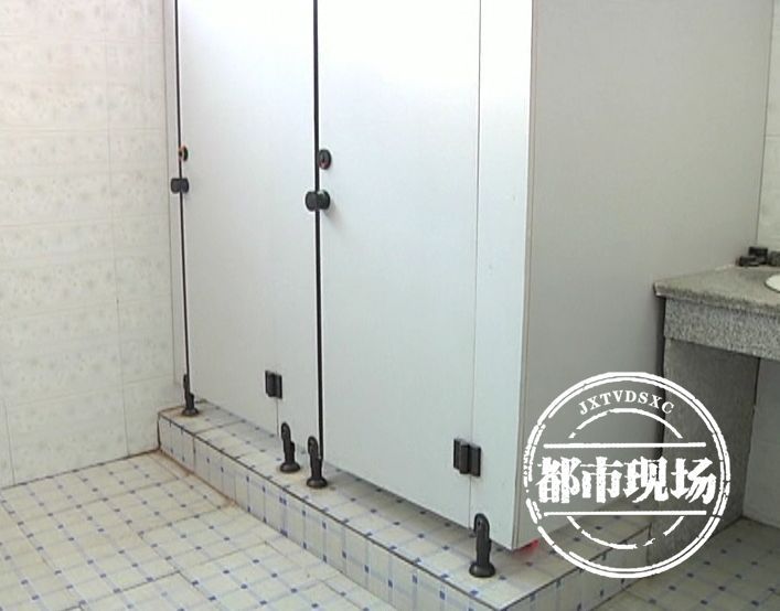 女子透过卫生间门缝 看到这样一幕  太让人不齿了