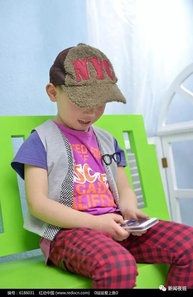 9岁小学生长时间低头玩手机 颈椎弧度变直