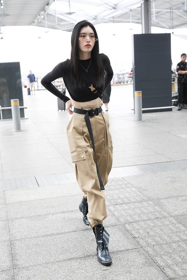 奚梦瑶卡其色工装裤现身机场,裸背上衣性感抢