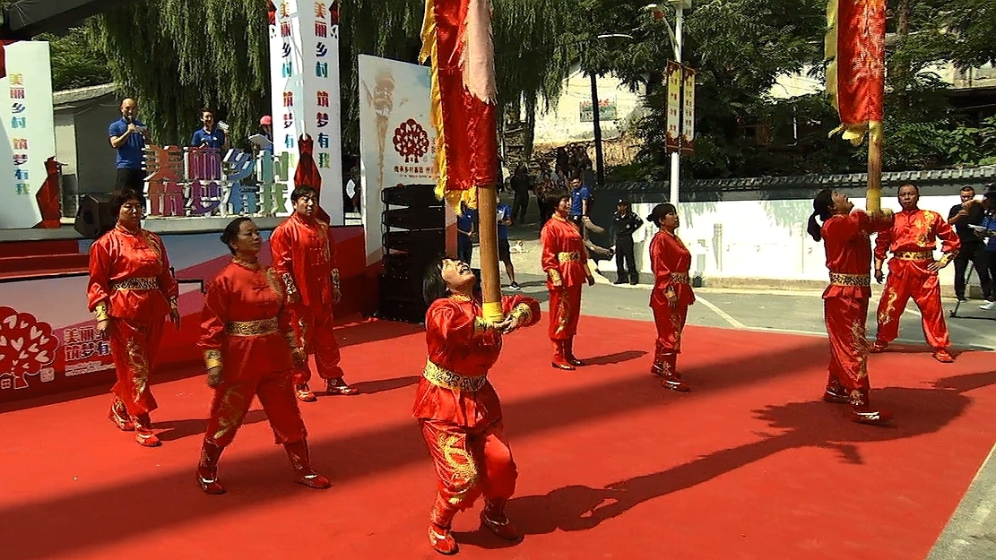 水峪村村民现场上演非遗项目古中幡 水峪村村民现场上演非遗项目古中幡