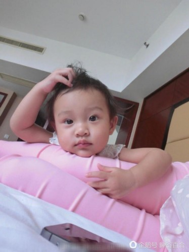甜馨婴儿时期照片曝光 那会儿真的很白