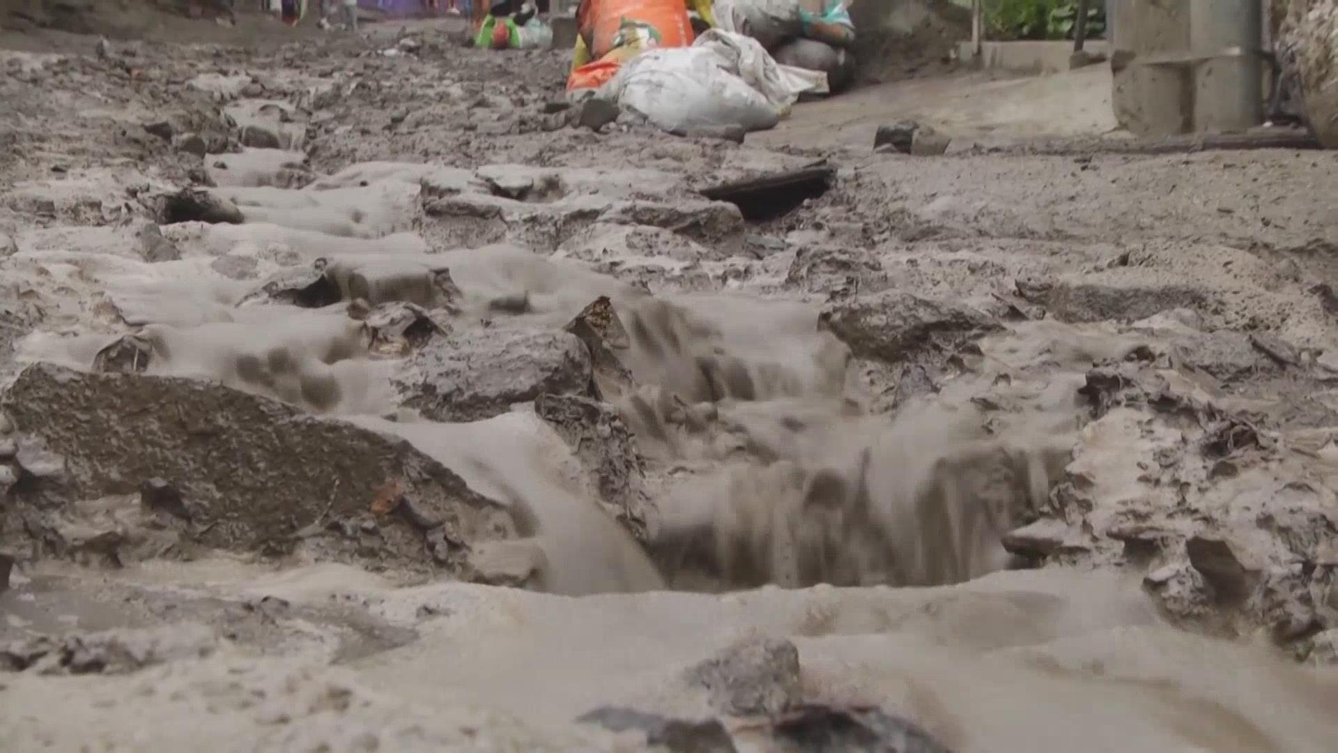 秘鲁利马遭遇强降雨 部分道路房屋受影响 秘鲁利马遭遇强降雨 部分道路房屋受影响