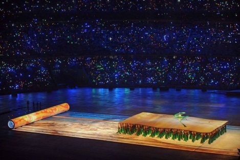 2008年，张艺谋担任北京奥运会开幕式和闭幕式总导演，获得2008影响世界华人大奖和央视主办的感动中国十大人物，并提名美国《时代周刊》年度人物。