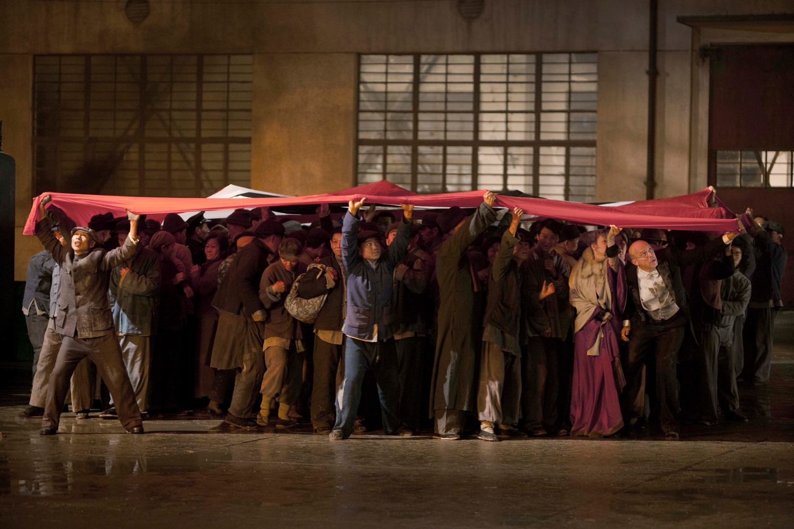 影片从亲历者角度记录了“南京大屠杀”始末，是证实“南京”事件信息最为完整详实的史料。曾对纳粹主义深信不疑的拉贝，在战争的残酷现实中挺身而出，在“南京大屠杀”期间一手组建起“国际安全区”，挽救了20万中国百姓的生命。