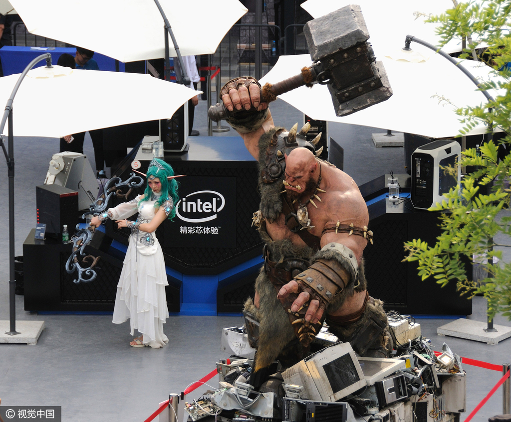 北京三里屯现天降巨锤 为电影《魔兽》造势