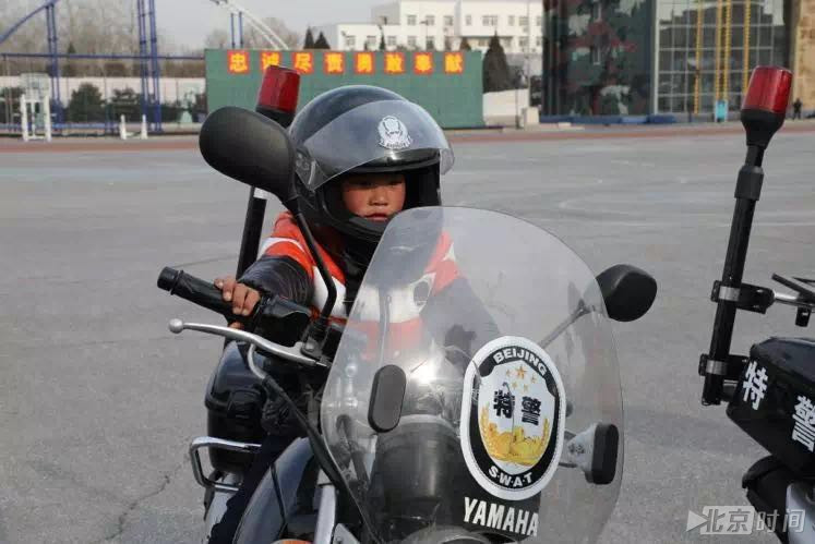 这次来北京，看完升旗后，按照接待人员安排的路线，王刚奎带着两个孩子先后去了北京市公安局反恐怖和特警总队以及北京警察博物馆。王福满体验摩托车。