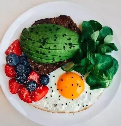 看完这位佛系小哥的养生餐食谱…感觉自己吃的