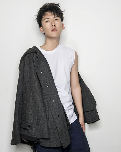 《突击再突击》男主杨铭做客虎牙直播《神婆来了》