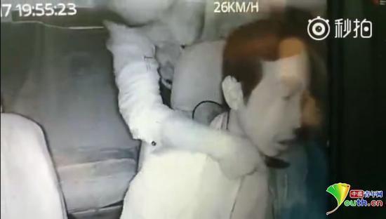 网传云南男子持刀抢劫出租车司机视频 警方立案
