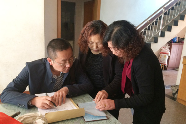 江都区环保局机关干部走访小纪镇银桥社区