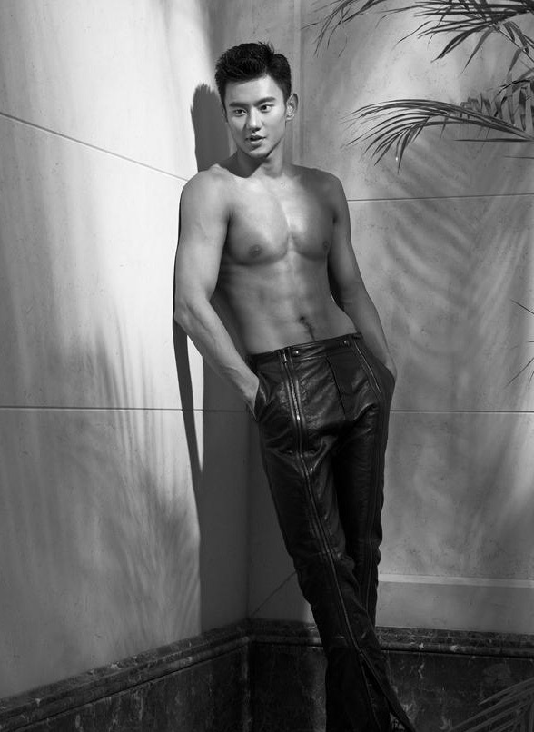 半裸上阵，秀出健硕的肌肉。