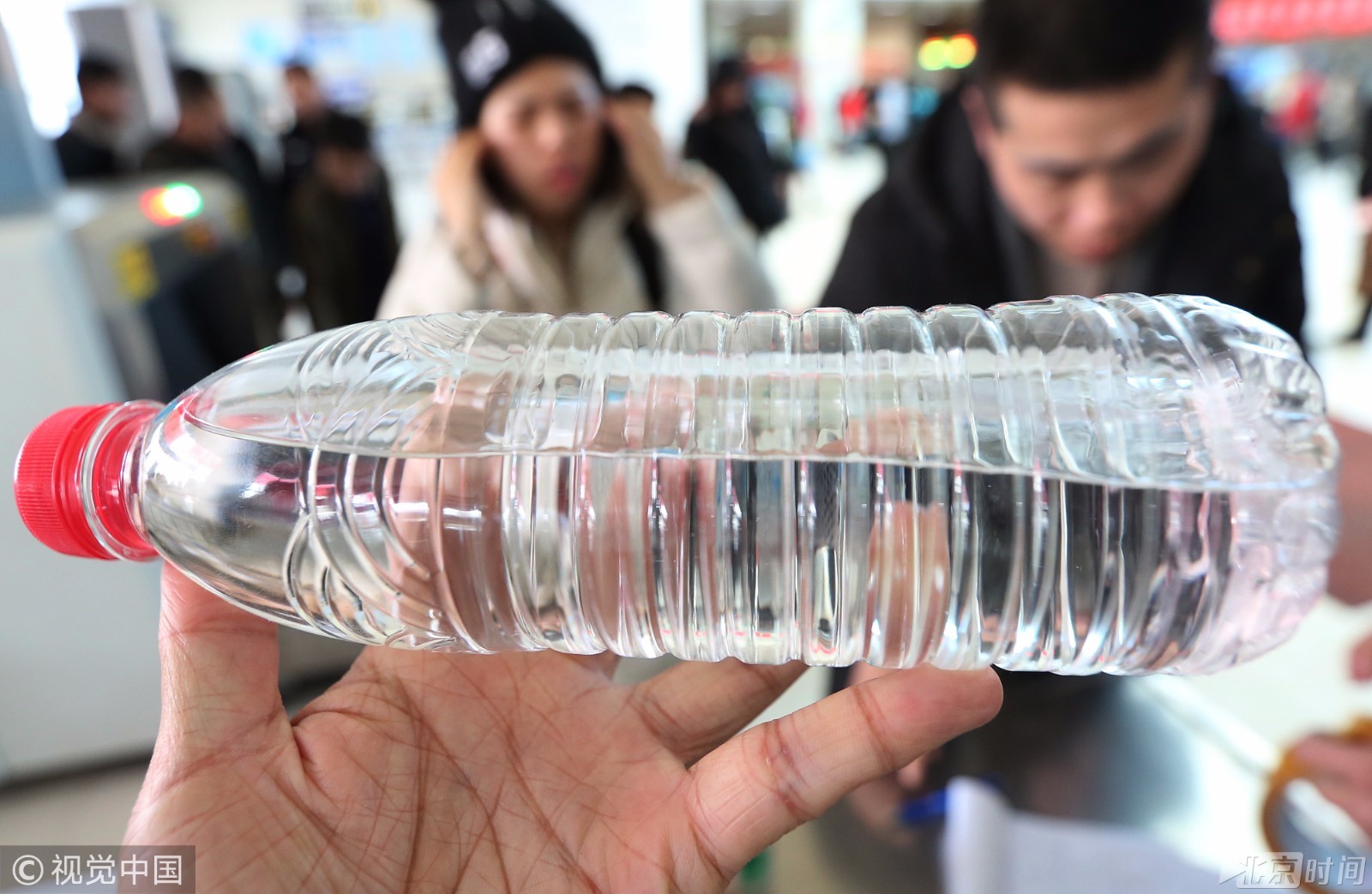 把没喝完的白酒,装在矿泉水瓶子里,即使这样也难逃工作人员的检查.