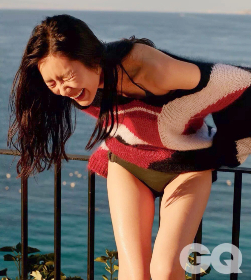 今日，超模刘雯曝光一组杂志封面大片，照片中，刘雯比基尼上阵大秀顶级模特完美身材，对镜头脱衣诱惑无限。