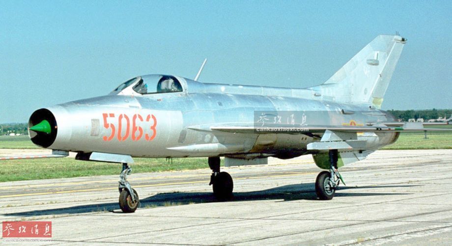 而1975年以后，随着越空军部队急剧扩大，飞行员短缺现象严重，不少学员在航校刚掌握基本理论和初级飞行课程，就直接分配到部队，这类速成飞行员（比正规航校训练时间缩短一半）基础不牢，素质不高。