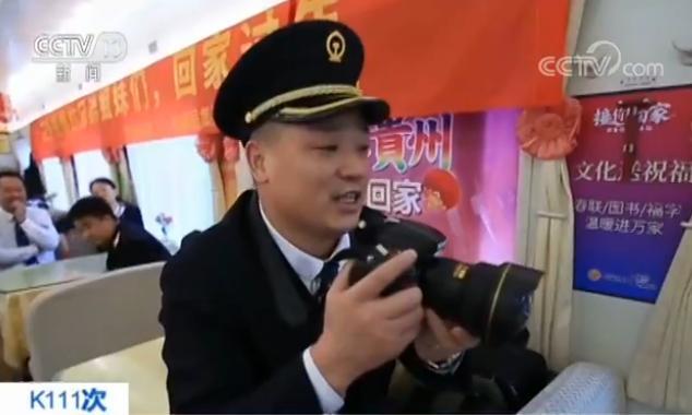 这个新年礼物不一般 婚纱照、亲子照......春运列车员用相机记录旅客的幸福瞬间