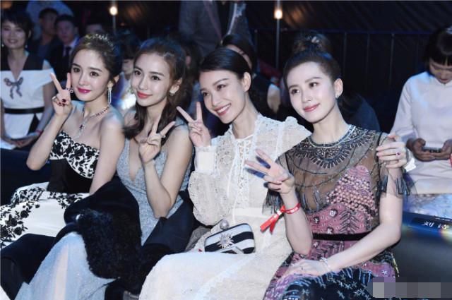 杨幂,angelababy,刘诗诗,倪妮微博之夜同排座,亲密合影啦杨幂露香肩