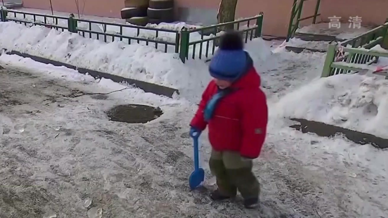 俄罗斯多地遭遇极寒天气居民生活受影响