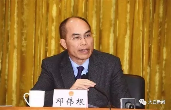 全国首位博士“镇官”邓伟根昨被双开，其微博有21万粉丝