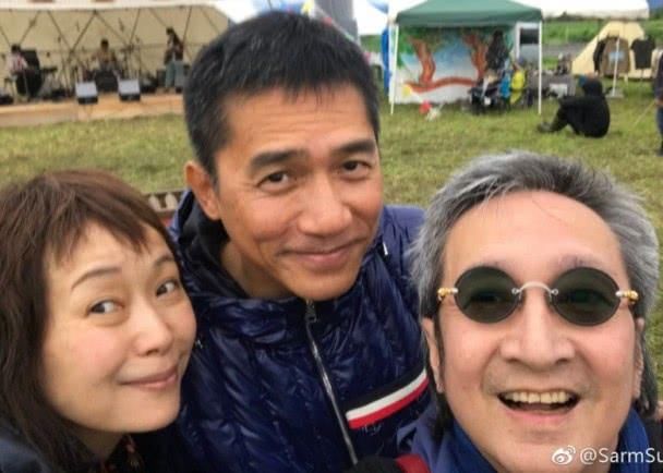 梁朝伟与叶童夫妇游日本,网友:又穿这条裤子这