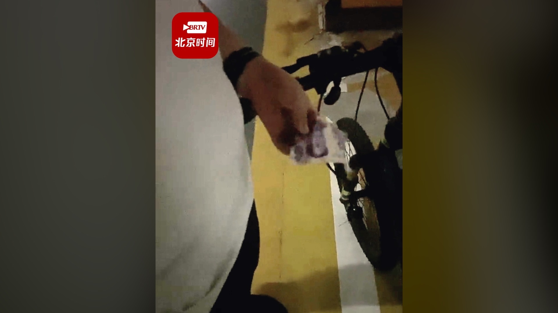 男孩骑车撞到私家车 赶紧掏光口袋凑了8块钱 女车主：被孩子的勇敢打动，没让他赔
