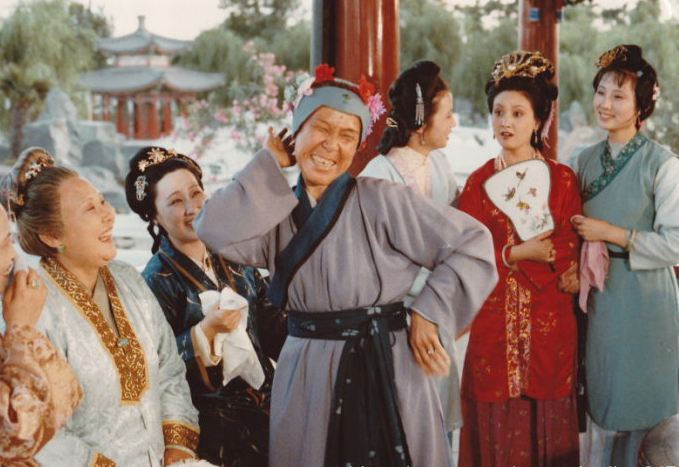 电视剧《红楼梦》剧照贾母话里有话,"软烟罗"属于皇帝专用品,还炫耀