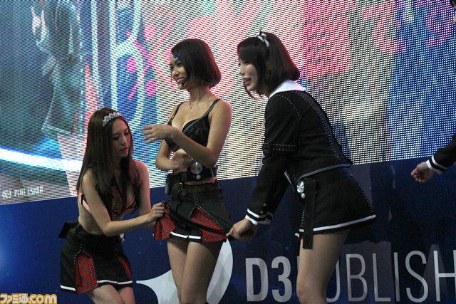 近日,在日本东京的电竞展上,某游戏商在展台活动中召集了几位身材傲人的电竞美女助阵,活动现场大玩撕衣游戏,场面吸睛无数。网友叹中国的Showgirl看来又输了。