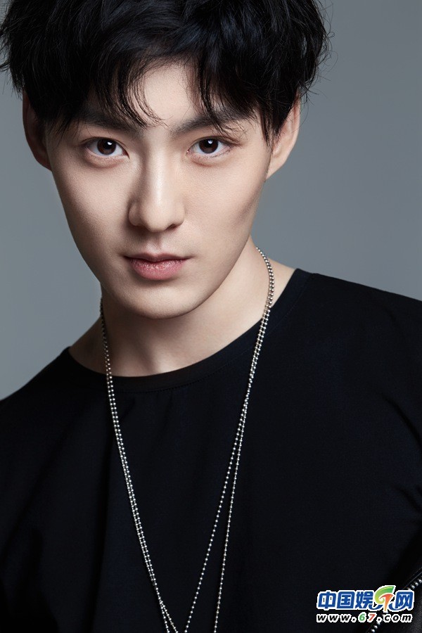 新人华程曝最新写真 黑衣酷炫展潮男魅力